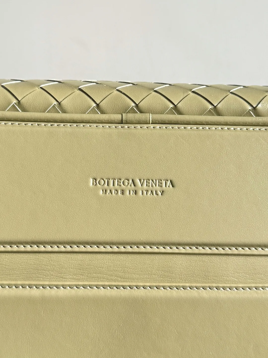 Batch 3960 Let's go on a trip✈️BOTTEGA VENETA travel bag is no heavier than a suitcase. The capacity and lightness of this travel bag are really suitable for short trips. The soft cow leather reduces the burden on the hands and the capacity is very nice. Style number: 765620 Size: 50*41*15cm